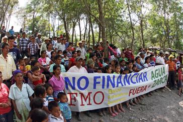 Protest der Gemeinden der Lenca-Volksgruppe in Honduras gegen die FMO-Bank in Rio Blanco im Jahr 2014 Protest der Gemeinden der Lenca-Volksgruppe in Honduras gegen die FMO-Bank