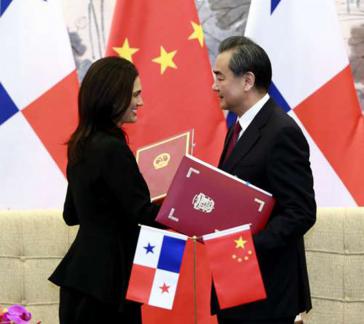 Die Vizepräsidentin und Außenministerin von Panama, Isabel de Saint Malo de Alvarado, und der chinesische Außenminister Wang Yi
