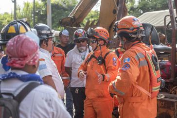 Der nationale Katastrophenschutz (Conred) und lokale Einsatzkräfte am Einsatzort in Guatemala