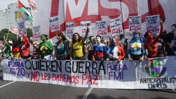 "Sie wollen Krieg - Wir lassen sie nicht in Frieden": Zehntausende gingen in Buenos Aires gegen die Politik der G20 auf die Straße "Sie wollen Krieg - Wir lassen sie nicht in Frieden": Zehntausende gingen in Buenos Aires gegen die Politik der G20 auf die Straße