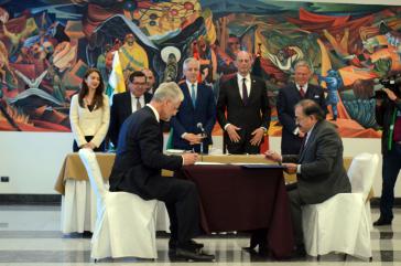 Bolviens Vizepräsident García Linera und Thüringens Wirtschafts- und Wissenschaftsminister Tiefensee (stehend hinten) bei der Unterzeichnung des Vertrages Bolviens Vizepräsident García Linera und Thüringens Wirtschafts- und Wissenschaftsminister Tiefensee (stehend hinten) bei der Unterzeichnung des Vertrages