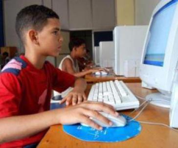 Kinder und Jugendliche haben in Kuba auch in Jugendclubs Zugang zum Internet Kinder und Jugendliche haben in Kuba auch in Jugendclubs Zugang zum Internet