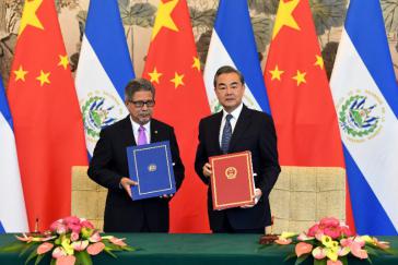 Die Außenminister von El Salvador, Carlos Castaneda und China, Wang Yi besiegelten die Aufnahme diplomatischer Beziehungen am 21. August
