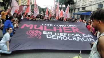 Bei der Auftaktdemonstration des 14. WSF in Brasilien: "Kämpfen wie eine Frau in Verteidigung der Demokratie" Bei der Auftaktdemonstration des 14. WSF in Brasilien: "Kämpfen wie eine Frau in Verteidigung der Demokratie"