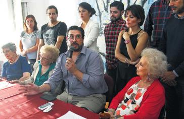 Guillermo Pérez Roisinblit bei der Pressekonferenz der Großmütter vom Plaza de Mayo in Argentinien