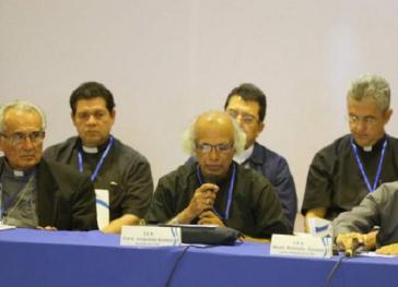 Kardinal Leopoldo Brenes (Mitte) gab am Mittwoch die Aussetzung des Dialoges in Nicaragua bekannt Kardinal Leopoldo Brenes (Mitte) gab am Mittwoch die Aussetzung des Dialoges in Nicaragua bekannt