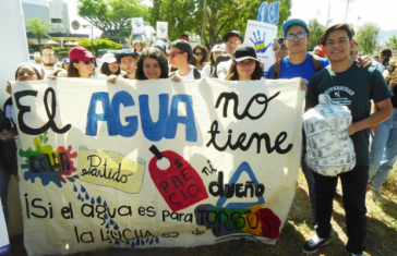 In San Salvador haben von Studenten angeführt viele Menschen gegen die Privatisierung von Wasser demonstriert In San Salvador haben von Studenten angeführt viele Menschen gegen die Privatisierung von Wasser demonstriert