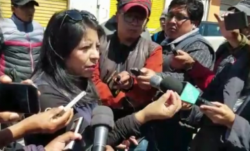 Die Leiterin der Ombusbehörde, Nadia Cruz, beim Gespräch mit Journalisten in Senkanta