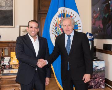 Der OAS-Generalsekretär, Luis Almagro, und der ultrarechte bolivianische Politiker, Luis Camacho, freuen sich gemeinsam in Washington Der OAS-Generalsekretär, Luis Almagro, und der ultrarechte bolivianische Politiker, Luis Camacho, freuen sich gemeinsam in Washington