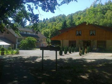 Gebäude auf dem Gelände der Colonia Dignidad. Heute wird es als Hotel genutzt (Aufnahme von 2014) Gebäude auf dem Gelände der Colonia Dignidad. Heute wird es als Hotel genutzt (Aufnahme von 2014)
