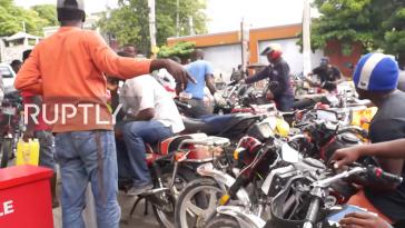 Motorradtaxis sind eines der wichtigsten Verkehrsmittel in Haiti. Seit Wochen gibt es kein Benzin mehr für sie (Screenshot)