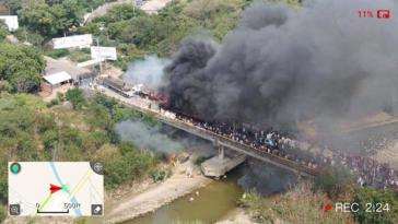 Brennende LKW auf kolumbianischer Seite beim Versuch der USA und Guaidós, die Einführung "humanitärer Hilfe" nach Venezuela zu erzwingen. ARD-o-Ton: "Hilfsmittel brennen, es gibt Tote, das heißt, wir haben jetzt einen legitimen Grund, um weitere Sanktionen einzuführen oder vielleicht sogar eine militärische Intervention..." Brennende LKW auf kolumbianischer Seite beim Versuch der USA und Guaidós, die Einführung "humanitärer Hilfe" nach Venezuela zu erzwingen. ARD-o-Ton: "Hilfsmittel brennen, es gibt Tote, das heißt, wir haben jetzt einen legitimen Grund, um weitere Sanktionen einzuführen oder vielleicht sogar eine militärische Intervention..."