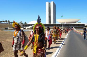 Marschieren gegen die indigenen Politik der Regierung in der Hauptstadt Brasília