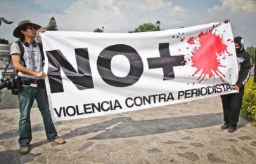 Seit Jahren demonstrieren Journalisten in Mexiko gegen die steigende Zahl an gewaltsamen Übergriffen Männer halten Banner gegen die Gewalt an Journalisten