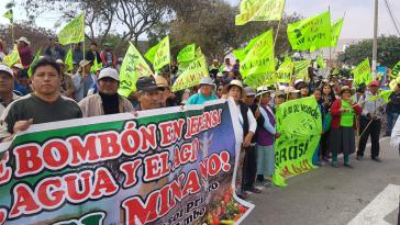 In Peru wird seit über einer Woche an vielen Orten des Landes gegen das Bergbauprojekt Tía María protestiert In Peru wird seit über einer Woche an vielen Orten des Landes gegen das Bergbauprojekt Tía María protestiert