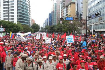 Chavistische Demonstranten auf dem Weg zum Präsidentenpalast Miraflores am 23. Januar, um gegen den laufen Putschversuch zu protestieren und ihre Unterstützung für Präsident Maduro kundzutun Chavistische Demonstranten auf dem Weg zum Präsidentenpalast Miraflores am 23. Januar, um gegen den laufen Putschversuch zu protestieren und ihre Unterstützung für Präsident Maduro kundzutun