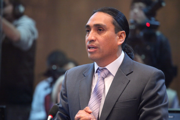 Virgilio Hernández wurde wegen angeblicher Rebellion verhaftet. Virgilio Hernández hält eine Rede im ecuadorianischen Parlament.
