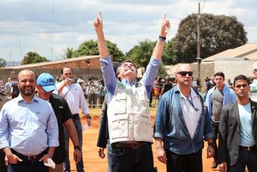 Präsident Bolsonaro meint, der Corona-Pandemie in Brasilien mit der Hilfe Gottes und der Unterstützung des Militärs Herr zu werden Präsident Bolsonaro meint, der Corona-Pandemie in Brasilien mit der Hilfe Gottes und der Unterstützung des Militärs Herr zu werden