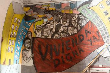 "Würdigen Wohnraum - Jetzt". Wandbild an einer Einrichtung von Proyecto 7 in Buenos Aires