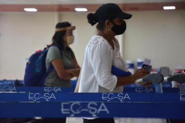 Bei der Ankunft am Flughafen müssen Kuba-Reisende einen negativen Corona-Test vorlegen Bei der Ankunft am Flughafen müssen Kuba-Reisende einen negativen Corona-Test vorlegen