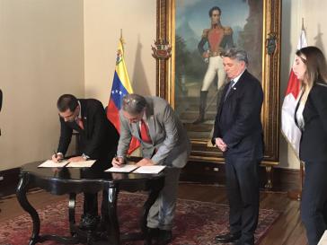 Der Präsident des IFRC, Francesco Rocca, unterzeichnet gemeinsam mit dem venezolanischen Außenminister, Jorge Arreaza, das neue Abkommen
