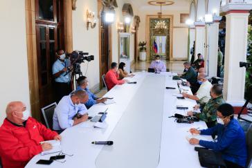 Maduro und Kabinettsmitglieder diskutierten am Freitag Maßnahmen zur Eindämmung der Inflation Maduro und Kabinettsmitglieder diskutierten am Freitag Maßnahmen zur Eindämmung der Inflation