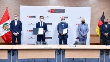 Unterschrift des Vertrags durch peruanisches Finanzministerium und Kreditanstalt für Wiederaufbau (KfW)