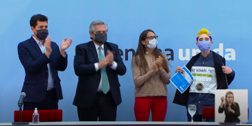 Argentiniens Präsident bei der Übergabe der ersten Personaldokumente mit dem Geschlechtseintrag "X" für nicht-binäre Personen Argentiniens Präsident bei der Übergabe der ersten Personaldokumente mit dem Geschlechtseintrag "X" für nicht-binäre Personen