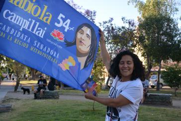 Carmen Castillo mit der Fahne von Fabiola Campillai