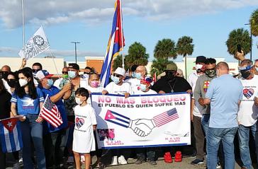 Kuba-Solidarität in Miami Ende 2020. Transparent: "Weg mit der Blockade / Das Volk leidet am meisten"