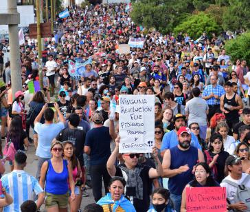 Chubut, Argentinien: Im Dezember 2021 erreichte die Mobilisierung der Bevölkerung unter Beteiligung der Gewerkschaften der Hafenarbeiter, Fischer und Fahrer den Stopp des Megabergbaus Chubut, Argentinien: Im Dezember 2021 erreichte die Mobilisierung der Bevölkerung unter Beteiligung der Gewerkschaften der Hafenarbeiter, Fischer und Fahrer den Stopp des Megabergbaus