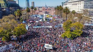 Der Plaza de Mayo, Ort mit Geschichte, wo sich am Freitag wieder zahlreiche Menschen versammelten Der Plaza de Mayo, Ort mit Geschichte, wo sich am Freitag wieder zahlreiche Menschen versammelten
