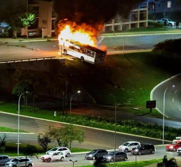 Anhänger:innen von Bolsonaro randalierten am Montag gegen die Festnahme eines Anführers in Brasília Anhänger:innen von Bolsonaro randalierten am Montag gegen die Festnahme eines Anführers in Brasília