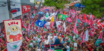 Stark gefährdet, schwer zu schützen: Lula da Silva bei einem Wahlkampfumzug in Belo Horizonte, Minas Gerais Stark gefährdet, schwer zu schützen: Lula da Silva bei einem Wahlkampfumzug in Belo Horizonte, Minas Gerais