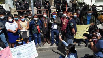 Indigene Vertreter:innen protestieren vor dem Verfassungsgericht von Ecuador