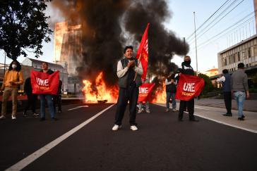 Eine von der UNE blockierte Straße in Quito