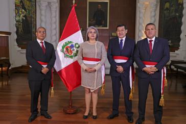 Von links nach rechts: Dimitri Semache (Innenministerium), Alessandra Herrera (Bergbauministerium), Juan Barranzuela (Verkehrsministerium), Javier Arce (Landwirtschaftsministerium) Von links nach rechts: Dimitri Semache (Innenministerium), Alessandra Herrera (Bergbauministerium), Juan Barranzuela (Verkehrsministerium), Javier Arce (Landwirtschaftsministerium)