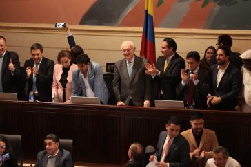 Finanzminister José Antonio Ocampo (Mitte), Regierungsangehörige und Parlamentarier:innen im Kongress nach siegreicher Abstimmung