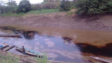 Erdöl im Fluss: Immer wieder verschmutzen Lecks in Erdölpipelines im Nordosten Perus die Natur Erdöl im Fluss: Immer wieder verschmutzen Lecks in Erdölpipelines im Nordosten Perus die Natur