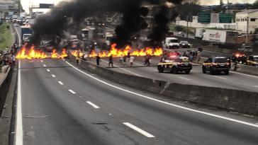 Brennende Blockaden bei São Paulo gegen den Wahlsieg des Linken Lula da Silva von der Arbeiterpartei PT