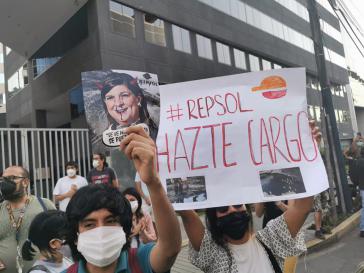 "Repsol, übernimm Verantwortung!" Proteste vor Konzern-Zentrale in Lima "Repsol, übernimm Verantwortung!" Proteste vor Konzern-Zentrale in Lima