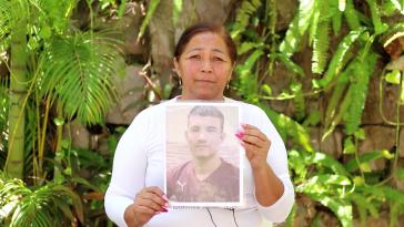 Ermordete Aktivistin Rosario Rodríguez Barraza mit Foto von ihrem verschwundenen Sohn