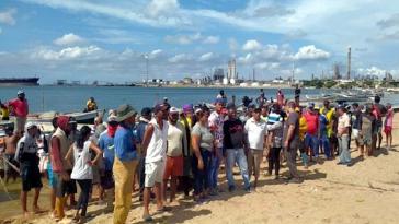 Fischer protestieren gegen Verschmutzung des Meeres bei der Raffinerie Cardón