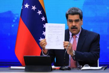Präsident Maduro zeigt bei der Pressekonferenz am Mittwoch das mit der Hardliner-Opposition unterzeichnete Abkommen Präsident Maduro zeigt bei der Pressekonferenz am Mittwoch das mit der Hardliner-Opposition unterzeichnete Abkommen
