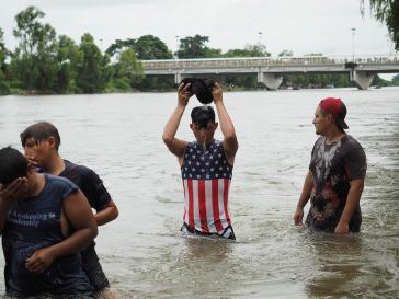 Migranten aus Venezuela baden im Fluss Suchiate, der die Grenze zwischen Mexiko und Guatemala markiert Migranten aus Venezuela baden im Fluss Suchiate, der die Grenze zwischen Mexiko und Guatemala markiert