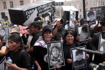 Familien gedachten auf der Plaza 2 de Mayo in Lima ihrer bei den Protesten getöteten Angehörigen