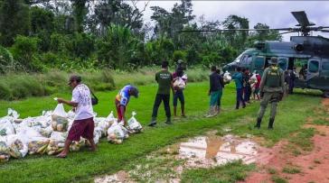 Mit Helikoptern werden Lebensmittel und Medikamente in die Gebiete der Yanomami gebracht Mit Helikoptern werden Lebensmittel und Medikamente in die Gebiete der Yanomami gebracht