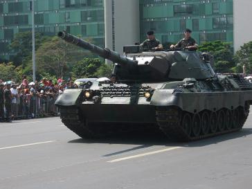 Brasilianischer Leopard 1 Panzer während der Parade zum Unabhängigkeitstag 2009 in Brasília Brasilianischer Leopard 1 Panzer während der Parade zum Unabhängigkeitstag 2009 in Brasília