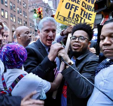 Miguel Díaz-Canel in New York mit Demonstrierenden Miguel Díaz-Canel in New York mit Demonstrierenden