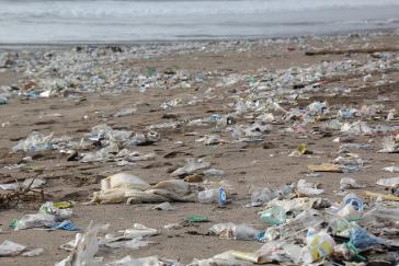 Die Verschmutzung der Meere und und gesamten Umwelt durch Plastik ist enorm Die Verschmutzung der Meere und und gesamten Umwelt durch Plastik ist enorm